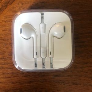 Apple EarPods with Headphone Plug